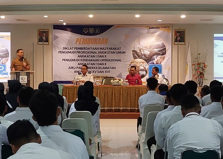 Wali Kota Pekalongan Beri Pembinaan Sopir Angkot dan Juru Parkir 1 Wali Kota Pekalongan Beri Pembinaan Sopir Angkot dan Juru Parkir