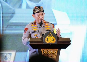 Kapolri Jenderal Listyo Sigit Prabowo memberikan penghargaan kepada calon siswa Bintara Polri yang menjadi korban begal hingga jari tangannya putus di Kebun Jeruk, Jakarta Barat (Jakbar), Satrio Mukhti (18). Jenderal Sigit merekrut Satrio untuk ikut pendidikan Bintara Polri melalui jalur khusus disabilitas.