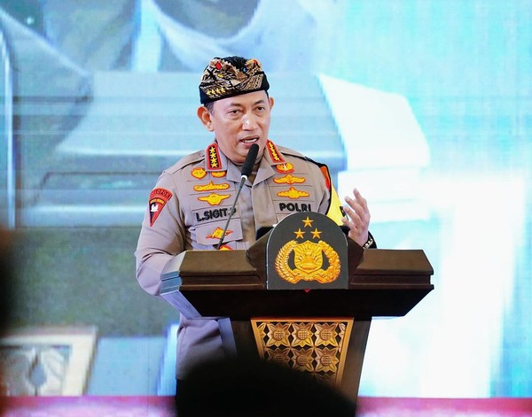 Kapolri Jenderal Listyo Sigit Prabowo memberikan penghargaan kepada calon siswa Bintara Polri yang menjadi korban begal hingga jari tangannya putus di Kebun Jeruk, Jakarta Barat (Jakbar), Satrio Mukhti (18). Jenderal Sigit merekrut Satrio untuk ikut pendidikan Bintara Polri melalui jalur khusus disabilitas. 1 Kapolri Jenderal Listyo Sigit Prabowo memberikan penghargaan kepada calon siswa Bintara Polri yang menjadi korban begal hingga jari tangannya putus di Kebun Jeruk, Jakarta Barat (Jakbar), Satrio Mukhti (18). Jenderal Sigit merekrut Satrio untuk ikut pendidikan Bintara Polri melalui jalur khusus disabilitas.