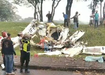 Korban Pesawat Jatuh di Lapangan Sunburst Dievakuasi  – Warga Berita