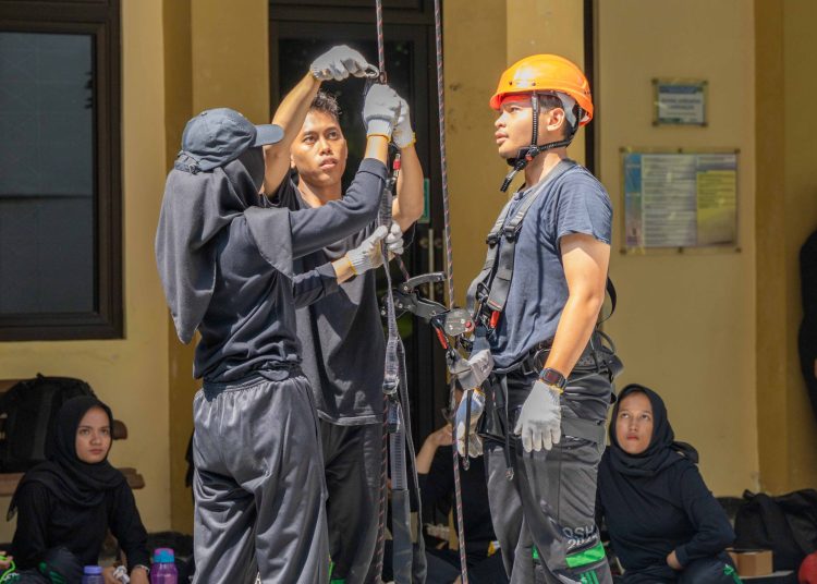 Mahasiswa Prodi K3 FKM UNDIP Melakukan Pelatihan Keselamatan Kerja pada Ketinggian