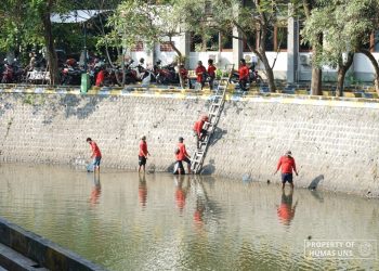 Jelang HLH Sedunia 2024, Sivitas Akademika Bersihkan dan Tebar 200 Kg Tawas di Danau UNS – Universitas Sebelas Maret