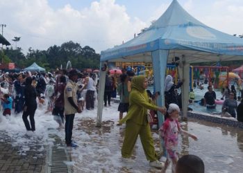 Libur Lebaran, Pengunjung Padati Wisata Wahana Permainan Air
