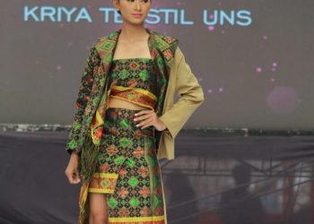 Mahasiswa Prodi Kriya Seni FSRD UNS Tampilkan Karya dalam Wastra Nusantara Fashion 2024 – Universitas Sebelas Maret