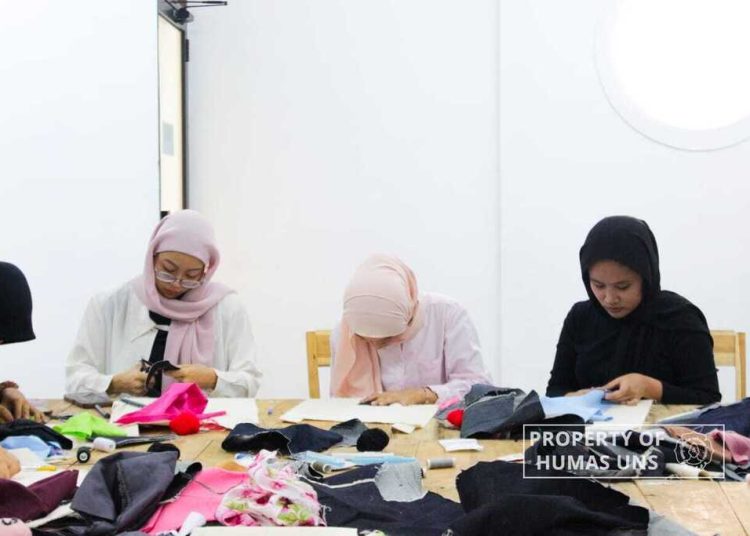 Manfaatkan Limbah Kain Perca, Tim MBKM Sekelas FSRD UNS Adakan Art Class Patchwork – Universitas Sebelas Maret