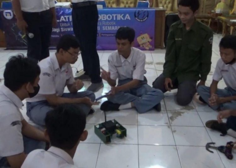 Teknik Elektro Udinus Berikan Pelatihan Robotika di SLB Negeri…