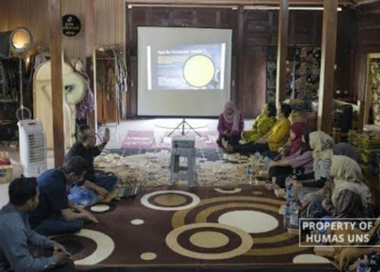 RG Tekstil Tradisi dan Kontemporer FSRD UNS Berikan Pelatihan Desain Corak Batik Memakai Teknologi Komputer Grafis – Universitas Sebelas Maret