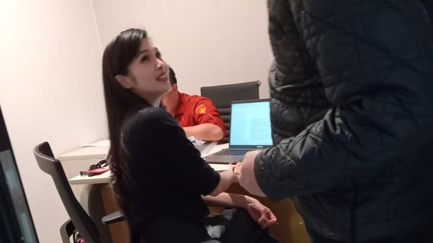 Sandra Dewi Diam-diam Sudah Masuk ke Ruang Pemeriksaan 1 Sandra Dewi Diam-diam Sudah Masuk ke Ruang Pemeriksaan