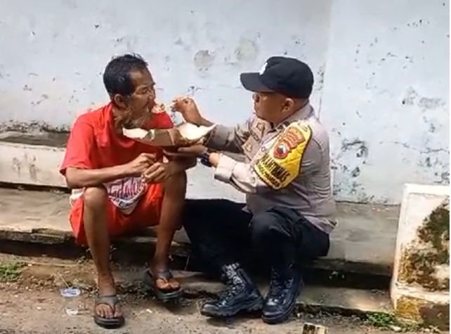 Mulia! Ini Aksi Bhabinkamtibmas Tangani ODGJ di Paguyangan 1 Mulia! Ini Aksi Bhabinkamtibmas Tangani ODGJ di Paguyangan