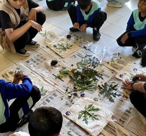 Tim MBKM UNS Adakan Ecoprint Workshop Bersama Siswa SDN 02 Melikan, Klaten – Universitas Sebelas Maret