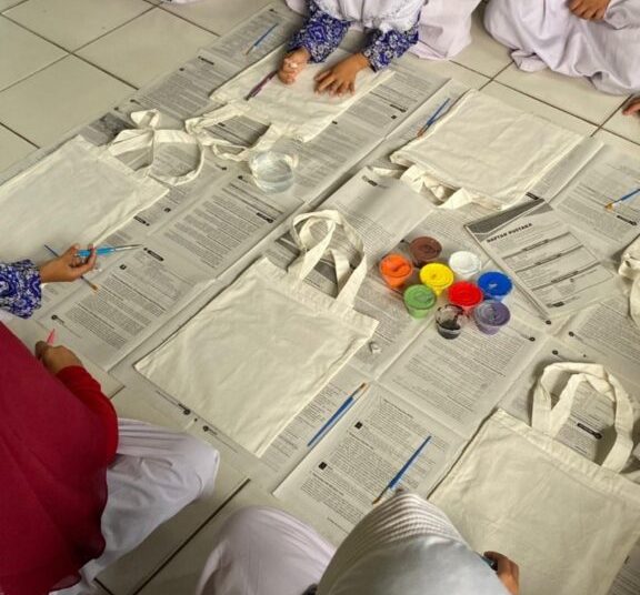 Tingkatkan Kreativitas, Tim MBKM UNS di Desa Melikan, Klaten Ajak Melalui Siswa Workshop Melukis Totebag – Universitas Sebelas Maret