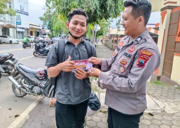 Ajak Masyarakat Jauhi Narkoba, Satbinmas Polres Brebes Bagikan Lefleat dan pasang Spanduk