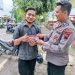 Ajak Masyarakat Jauhi Narkoba, Satbinmas Polres Brebes Bagikan Lefleat dan pasang Spanduk