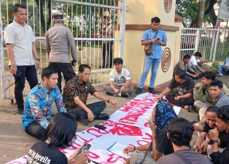 Mahasiswa Soroti Dugaan Pungli dan Pengelolaan Parkir Liar di Stadion Maulana Yusuf – Warga Berita