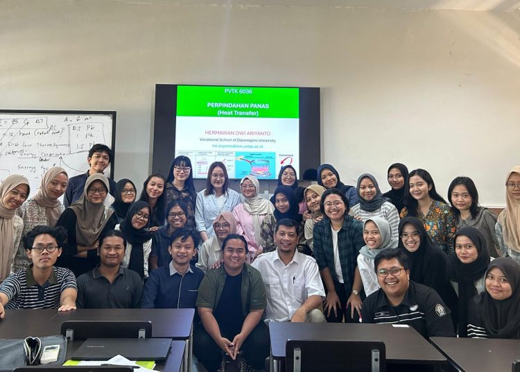 Mahasiswa Akashi College Jepang Kunjungi Teaching Factory (TeFa) Sekolah Vokasi UNDIP