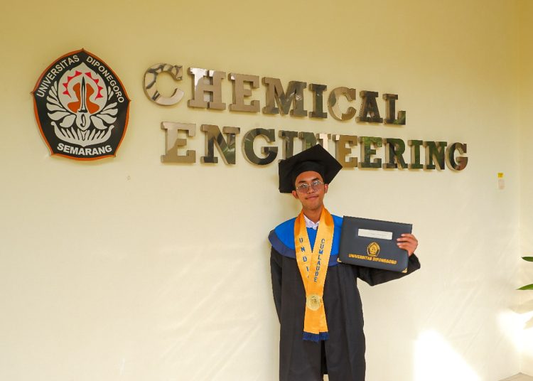 Reynold, Lulusan Teknik Kimia UNDIP Berprestasi Dan Gemar Riset
