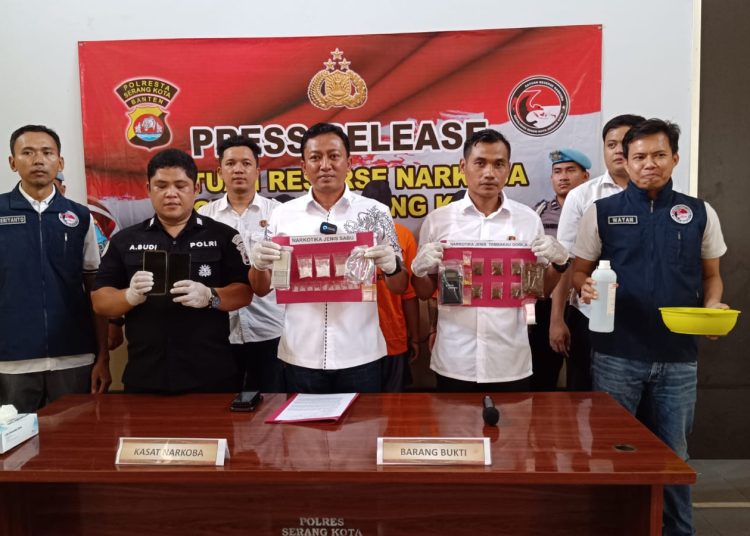 Polresta Serang Kota Tangkap Produsen Tembakau Gorila, Harga Jualnya 1 Gram Rp 100 Ribu – Warga Berita 1 Polresta Serang Kota Tangkap Produsen Tembakau Gorila, Harga Jualnya 1 Gram Rp 100 Ribu – Warga Berita