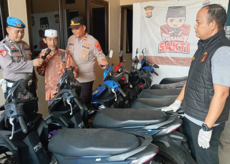 Polsek Carenang Kembalikan Motor Curian Kepada Pemiliknya – Warga Berita 1 Polsek Carenang Kembalikan Motor Curian Kepada Pemiliknya – Warga Berita