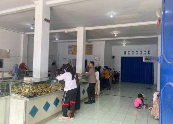 Sambangi Toko Emas, Patroli Polsek Salem Sampaikan Himbauan Kamtibmas