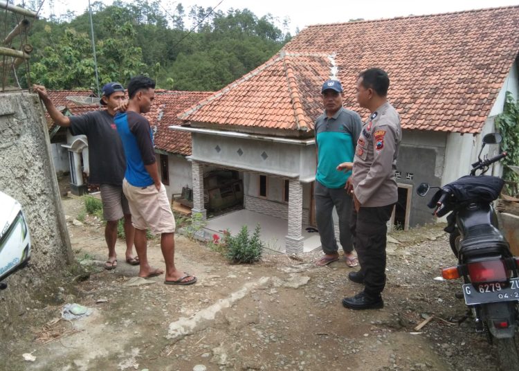 Jaga Kamtibmas, Kanit Samapta Polsek Bantarkawung Sambangi Warga Berikan Pesan Kamtibmas