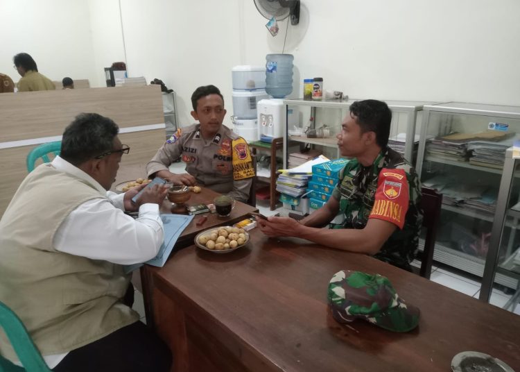 Bhabinkamtibmas Polsek Salem Bersinergi Gelar Patroli Sambang Tokoh Masyarakat Dengan Babinsa