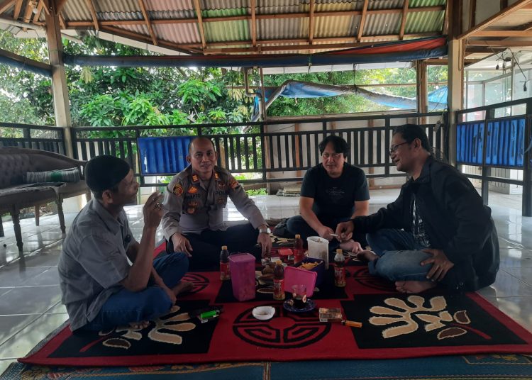 Kapolsek Banjarharjo Sambang Tokoh Masyarakat Ajak Bersama Cegah peredaran Narkoba 1 Kapolsek Banjarharjo Sambang Tokoh Masyarakat Ajak Bersama Cegah peredaran Narkoba