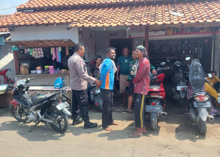 Sambangi Kampung Nelayan, Bhabinkamtibmas Polsek Brebes Rangkul Warga Ikut Jaga Kamtibmas