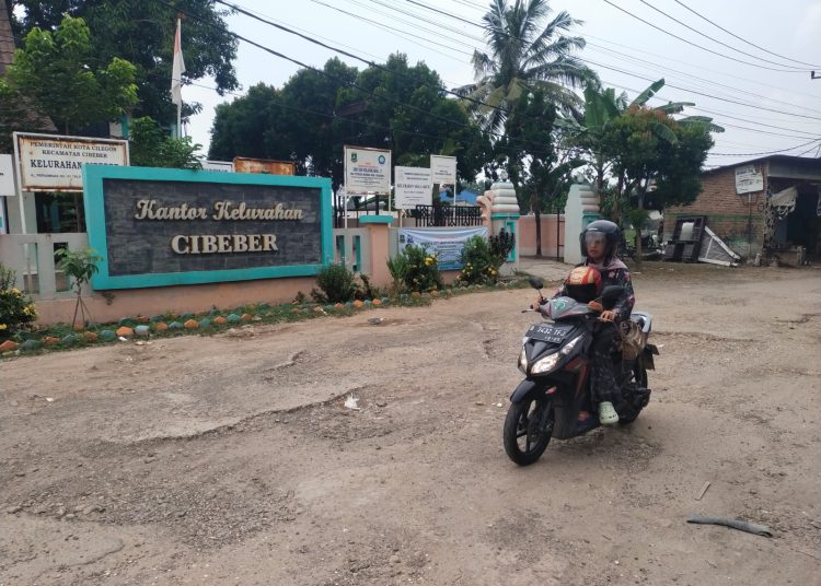 Masyarakat Desak Pemkot Segera Perbaiki Jalan Rusak di Cibeber-Cilegon – Warga Berita