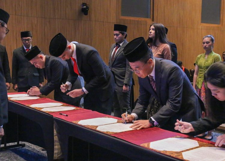 Kanwil Kemenkumham Banten Ambil Sumpah 9 Warga Negara Asing Jadi Warga Negara Indonesia – Warga Berita 1 Kanwil Kemenkumham Banten Ambil Sumpah 9 Warga Negara Asing Jadi Warga Negara Indonesia – Warga Berita