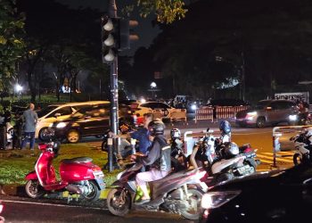Kerumunan Warga di Lokasi Pesawat Jatuh Berkurang – Warga Berita