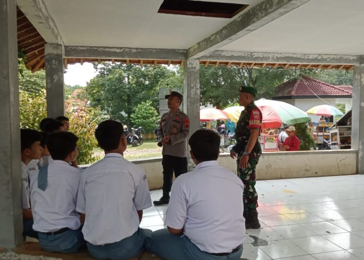 Sinergitas TNI – Polri, Kanit Binmas Dan Babinsa Sosialisasikan Bahaya Narkoba Ke Pelajar 1 Sinergitas TNI – Polri, Kanit Binmas Dan Babinsa Sosialisasikan Bahaya Narkoba Ke Pelajar