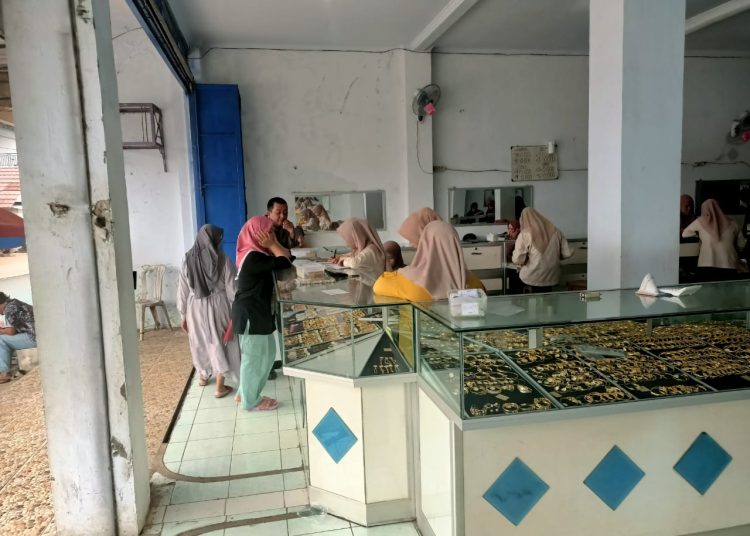 Sambangi Toko Emas, Patroli Polsek Salem Sampaikan Himbauan Kamtibmas 1 Sambangi Toko Emas, Patroli Polsek Salem Sampaikan Himbauan Kamtibmas