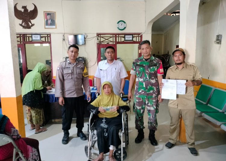 Bhabinkamtibmas dan Babinsa Kawal Penyaluran BLT-DD di Desa Kalialang 1 Bhabinkamtibmas dan Babinsa Kawal Penyaluran BLT-DD di Desa Kalialang