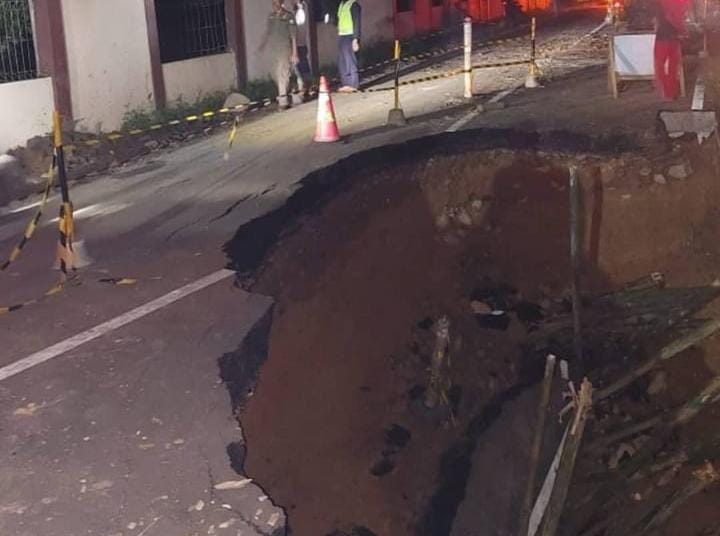 Akses Menuju ‘Negeri di Atas Awan’ di Lebak Amblas, Jalan Tak Bisa Dilalui Kendaraan – Warga Berita 1 Akses Menuju ‘Negeri di Atas Awan’ di Lebak Amblas, Jalan Tak Bisa Dilalui Kendaraan – Warga Berita
