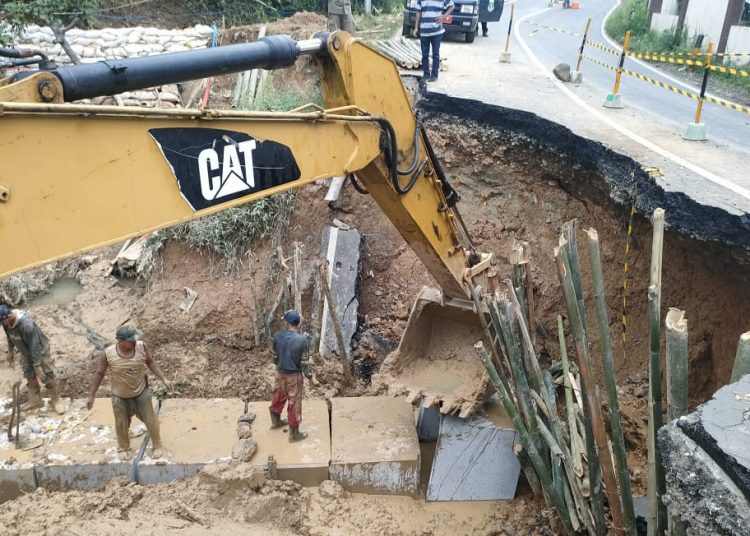 Jalan Menuju ‘Negeri di Atas Awan’ di Lebak Ambrol, DPUPR Banten Gercep Turunkan Alat Berat – Warga Berita 1 Jalan Menuju ‘Negeri di Atas Awan’ di Lebak Ambrol, DPUPR Banten Gercep Turunkan Alat Berat – Warga Berita