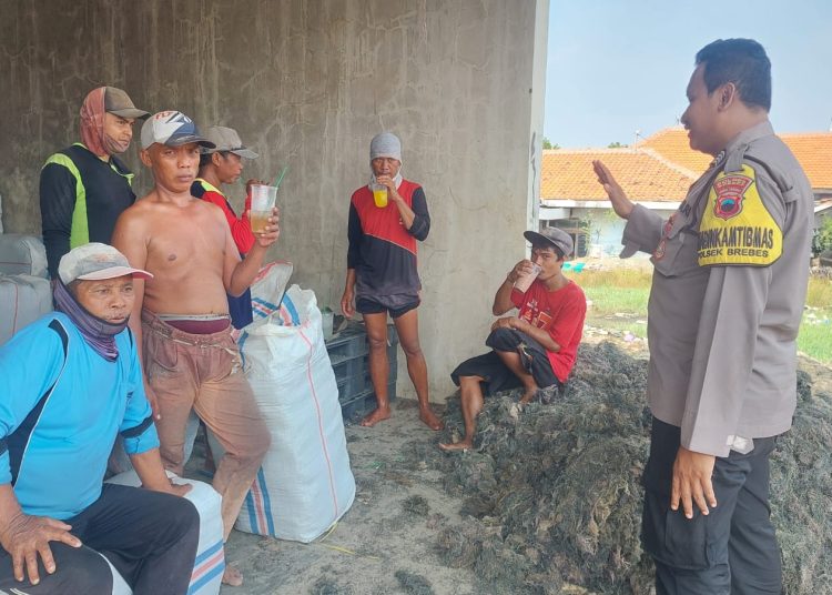 Sambangi Kampung Nelayan, Bhabinkamtibmas Polsek Brebes Ajak Warga Ikut Jaga Kamtibmas