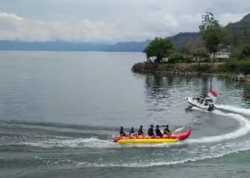 Menikmati Sensasi Banana Boat di Pantai Arofan Tigaras 6 Menikmati Sensasi Banana Boat di Pantai Arofan Tigaras