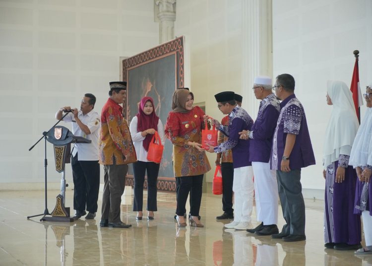 Pamitan Calhaj 1445 H, Bupati Klaten Berikan Bekal Makanan Khas Klaten