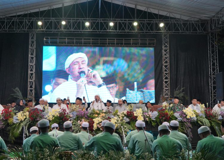 Ribuan Umat Muslim Bersholawat Bersama di Alun-alun Klaten