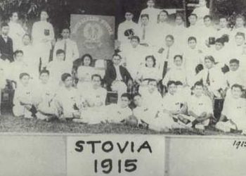 Mahasiswa STOVIA sedang berpose bersama