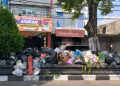 Sampah Menumpuk di Separator Jalan Gejayan Jogja Ganggu Warga, DLHK DIY Sebut, Desentralisasi Sampah Akan Dievaluasi » Warga Berita