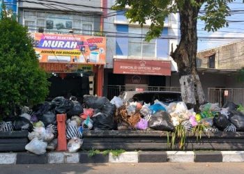 Sampah Menumpuk di Separator Jalan Gejayan Jogja Ganggu Warga, DLHK DIY Sebut, Desentralisasi Sampah Akan Dievaluasi » Warga Berita
