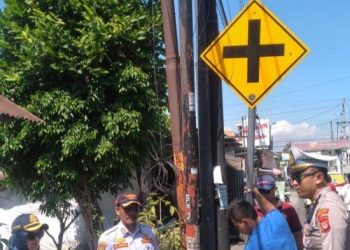 Setelah Viral Karena Sering Terjadi Kecelakaan, Simpang Empat Sonosewu di Bantul Pun Dipasangi Rambu Lalu Lintas » Warga Berita