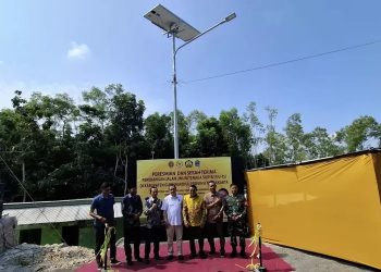 Bersama Kementerian ESDM, Gandung Pardiman Serahkan Bantuan Program PJUTS di Gunungkidul