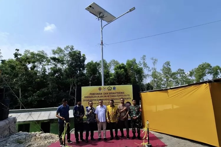 Bersama Kementerian ESDM, Gandung Pardiman Serahkan Bantuan Program PJUTS di Gunungkidul 1 Bersama Kementerian ESDM, Gandung Pardiman Serahkan Bantuan Program PJUTS di Gunungkidul