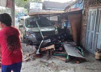 Setelah Seruduk Motor, Mobil Chevrolet Spin Gasak Rumah di Jalan Parangtritis » Warga Berita