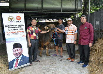 Kunker ke Dapil, Syaikhu Salurkan Hewan Kurban ke Beberapa Tempat