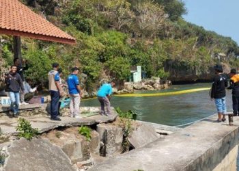 Ombak Besar Hantam Roboh Tanggul Penahan Ombak di Pantai Baron, Gunungkidul » Warga Berita