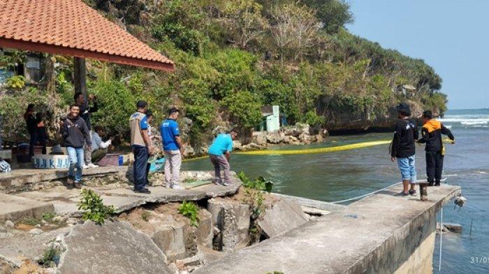 Ombak Besar Hantam Roboh Tanggul Penahan Ombak di Pantai Baron, Gunungkidul » Warga Berita 1 Ombak Besar Hantam Roboh Tanggul Penahan Ombak di Pantai Baron, Gunungkidul » Warga Berita