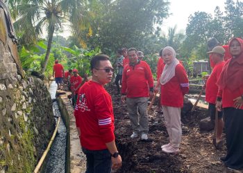 Bupati dan Ketua DPRD Purbalingga Gotong Royong Bersama Warga Desa Kajongan Bangun Saluran Irigasi